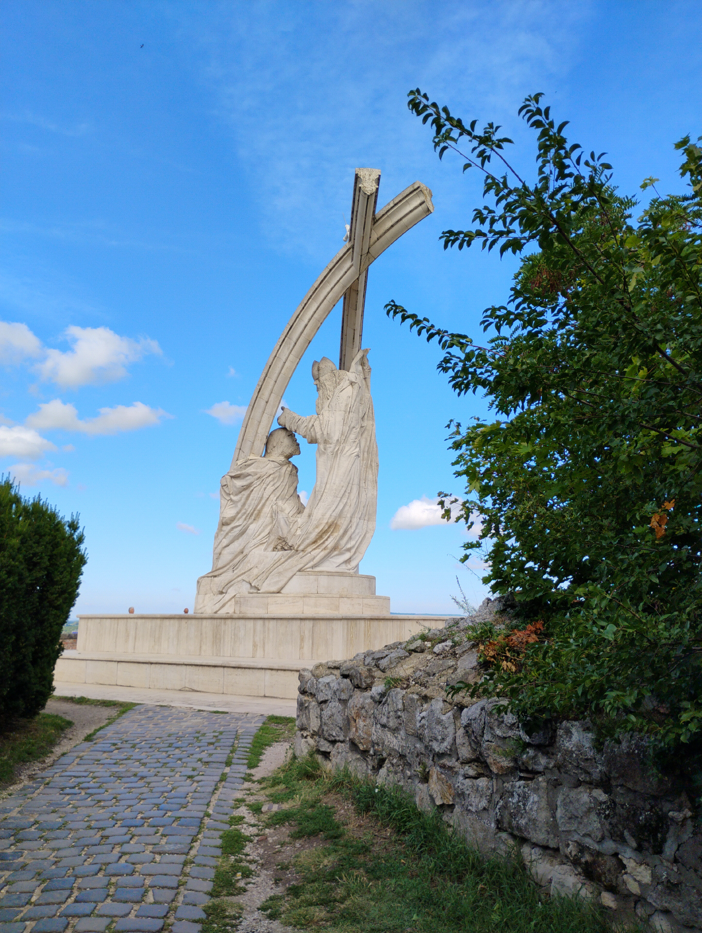 020-statue-of-coronation-of-saint-stephen
